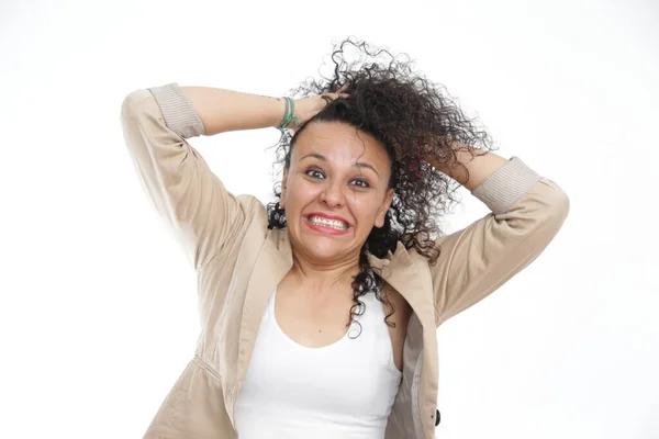 Kıvırcık saçlı kız, çaresizlik ya da stres içinde saçını çekiyor.