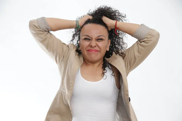 Kıvırcık saçlı kız, çaresizlik ya da stres içinde saçını çekiyor.