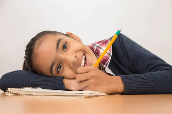 Çeşitli pozlarda esmer Latin öğrenci, sıkılmış, gülümseyen, düşünceli, çalışkan, konsantre, ipad kullanan ve yazan.