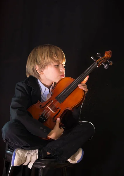 Chico Abrazando Violín Una Actitud Amor Por Musicboy Muestra Violín —  Fotos de Stock