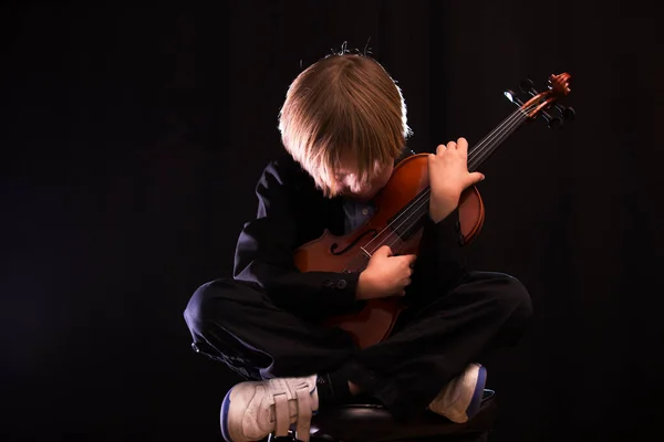 바이올린 껴안고 소년에 카메라 바이올린 보여준다 — 스톡 사진