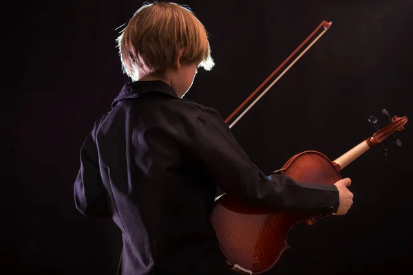 男孩抱着小提琴 以热爱音乐的姿态在摄像机前展示他的小提琴 — 图库照片