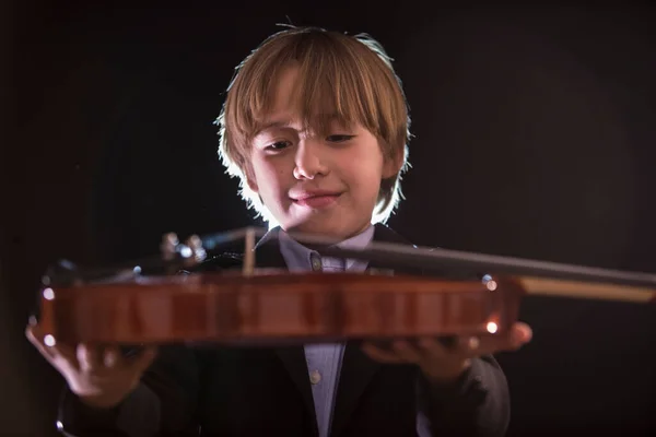 Jongen Knuffelen Zijn Viool Een Houding Van Liefde Voor Muziekboy — Stockfoto