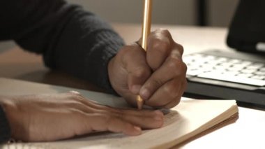 Çeşitli pozlarda esmer Latin öğrenci, sıkılmış, gülümseyen, düşünceli, çalışkan, konsantre, ipad kullanan ve yazan.