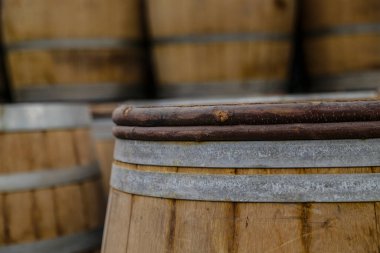 Kilerde beyaz şarap fıçıları, kırmızı, gül, bira, viski. şarap ve tarım