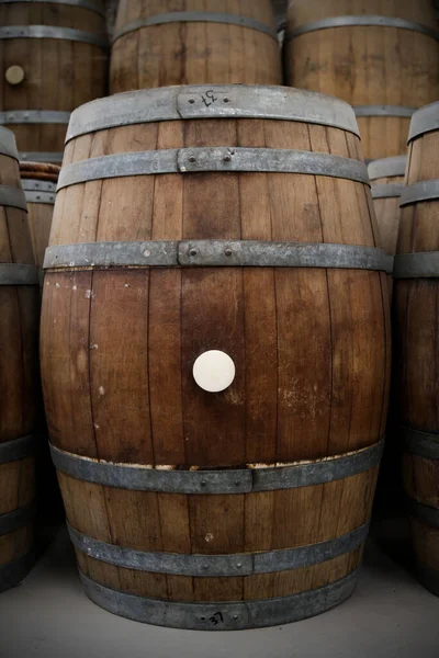 Bodega Con Barriles Vino Blanco Tinto Rosa Cerveza Whisky Vino — Foto de Stock