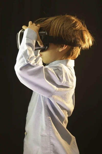 Çocuk evde ya da okulda üç boyutlu sanal gerçeklik gözlüklerinin keyfini çıkarıyor.