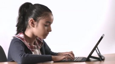 Çeşitli pozlarda esmer Latin öğrenci, sıkılmış, gülümseyen, düşünceli, çalışkan, konsantre, ipad kullanan ve yazan.