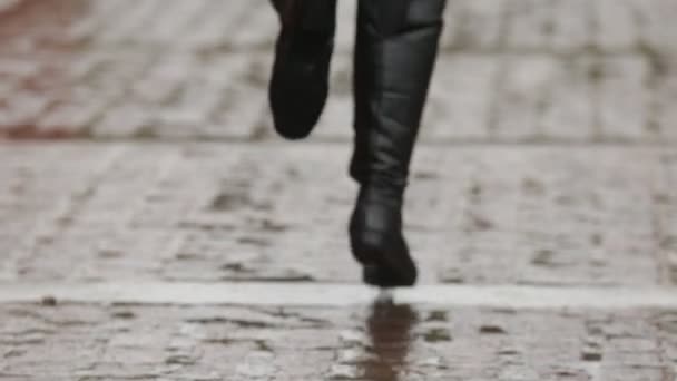 Latijns Meisje Met Brunette Huid Krullend Haar Regen Genieten Van — Stockvideo