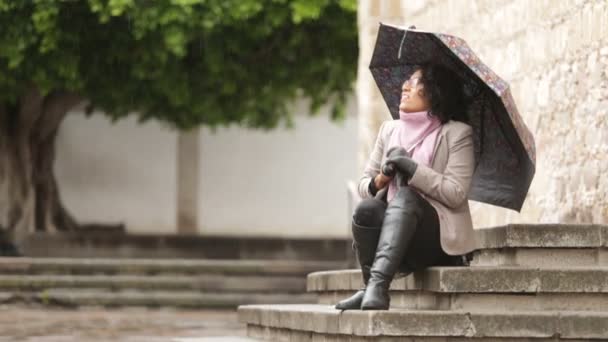 Esmer Tenli Kıvırcık Saçlı Yağmurda Eğlenen Telefonlara Cevap Veren Hayata — Stok video