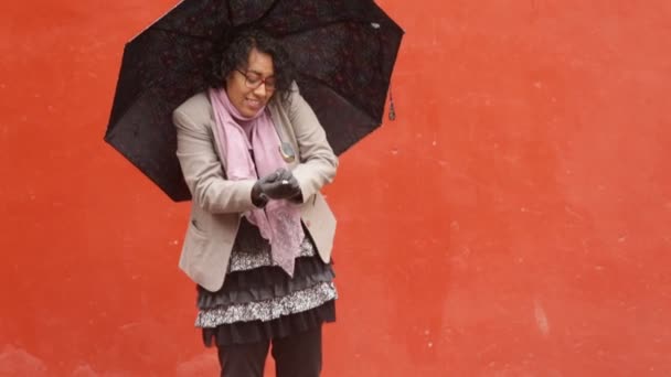 Esmer Tenli Kıvırcık Saçlı Yağmurda Eğlenen Telefonlara Cevap Veren Hayata — Stok video