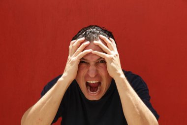 Hemşire elbiseli, gözlüklü ve ağzı kapalı bir adam, agresif bir tavırla, kızgın, savunmacı, dur, virüsü durdur, muzaffer değiliz.