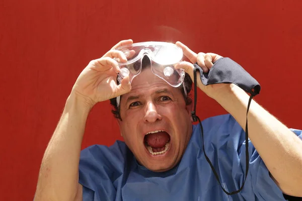 Cerrahi kıyafetli beyaz adam, korku içinde, terör, kimse yaklaşmasın, bana dokunmayın, uzak durun, yaklaşmayın, koronavirüsten uzak durun.