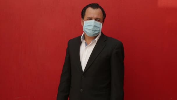 Biznesmen Masce Biznesmen Szczęśliwy Wygrał Walkę Koronawirusem Zdejmuje Maskę Ochronną — Wideo stockowe