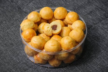Ananaslı turtalar ya da nanalı turtalar, Güneydoğu Asya 'nın farklı bölgelerinde yaygın olarak bulunan ananas reçeli ile doldurulmuş ya da üzeri ananas büyüklüğünde hamur işleridir.