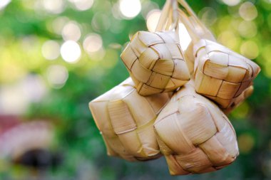 Seçici odak ketupatı ya da pirinç köftesi, festival sezonunda yerel bir lezzettir.