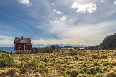 Norveç manzarası ve uçurumdaki ev manzarası