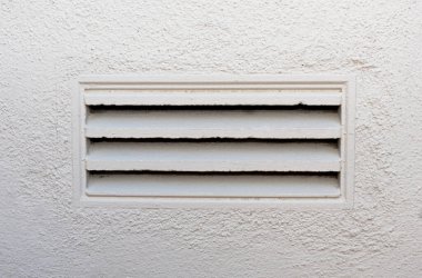 Dışarıdaki beyaz duvar havalandırma kapağı desenli beyaz duvar..