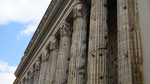 Roma, İtalya 'da eski ve kırık Roma sütunları olan antik İtalyan binası.