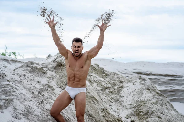 Sexy Macho Uomo Pantaloncini Bianchi Siede Vicino Sulla Sabbia Contro — Foto Stock