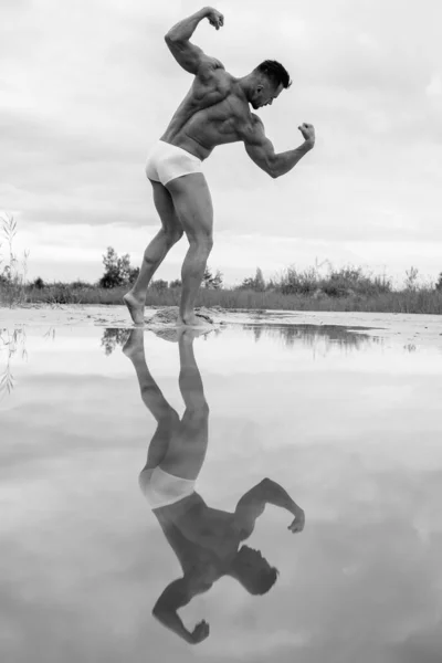 Сексуальный Спортивный Человек Мачо Белых Трусиках Культурист Около Воды Зеленой — стоковое фото