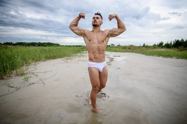 Sexy Uomo Sportivo Macho Mutandine Bianche Bodybuilder Vicino All Acqua — Foto Stock