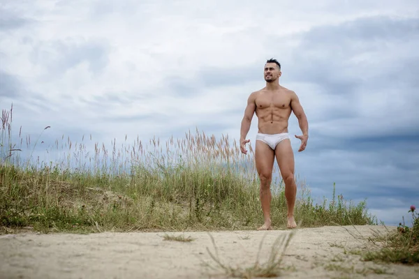 Sexy Uomo Sportivo Macho Pantaloncini Bianchi Bodybuilder Piedi Strada Campo — Foto Stock