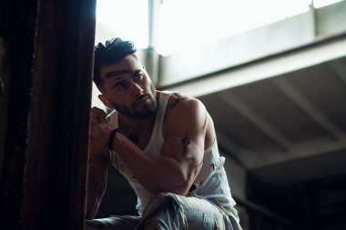 Adam sıkı fiziksel çalışmadan sonra dinleniyor, atletik vücudu şişirilmiş, hoş beyaz adam, sakallı adam.