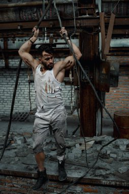 Fabrikada çalışan işçi, elektrik döşeyen, yırtık iş şekli, spor figürü.