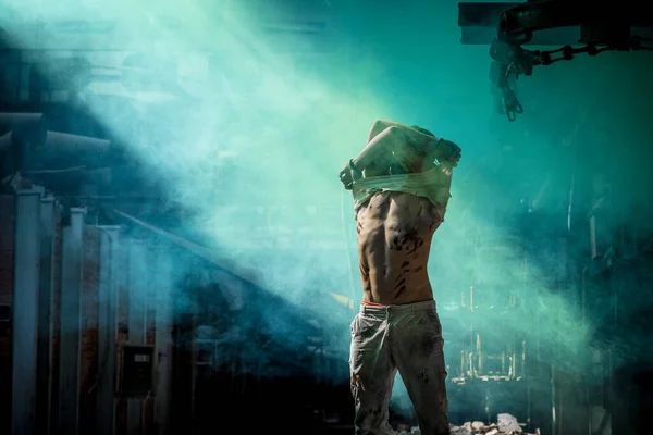 Ισχυρός Άνδρας Κατά Της Μπλε Ομίχλης Στο Εργοστάσιο Εξαντληθεί Απογειώνει — Φωτογραφία Αρχείου