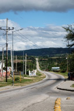 Arabasız, uzun ve boş bir yol.