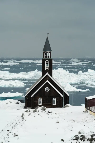 雪はイルリサットのシオン教会を覆いましたグリーンランドのディスコ湾を背景に — ストック写真