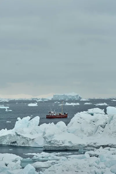 Rotes Klassisches Fischerboot Segelt Eisberggefülltem Wasser — Stockfoto