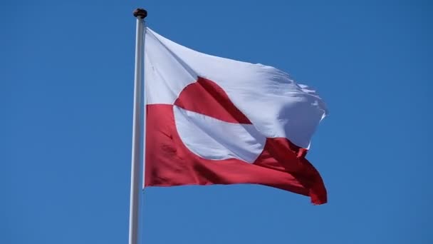 Grönländische Flagge Weht Wind Vor Tiefblauem Himmel Bei 1080P120 Fps — Stockvideo