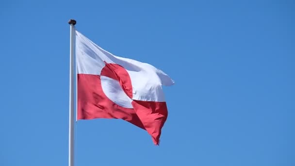 Grönländische Flagge weht im Wind vor tiefblauem Himmel bei 1080p120 fps — Stockvideo