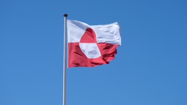 Флаг Гренландии Размахивающий Ветром Против Глубокого Голубого Неба Скоростью 1080P — стоковое видео