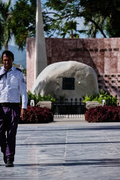 SANTIAGO DE CUBA, PROVINCIA SANTIAGO DE CUBA, CUBA - 12 de enero de 2020: Tumba de Fidel Castro en el cementerio de Santa Ifigenia . — Foto de Stock