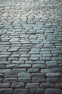 Bakış açısına göre taş yontuyorum. Taş yol. Asma kat. Kaldırımlar için barlar şeklinde taşlar.