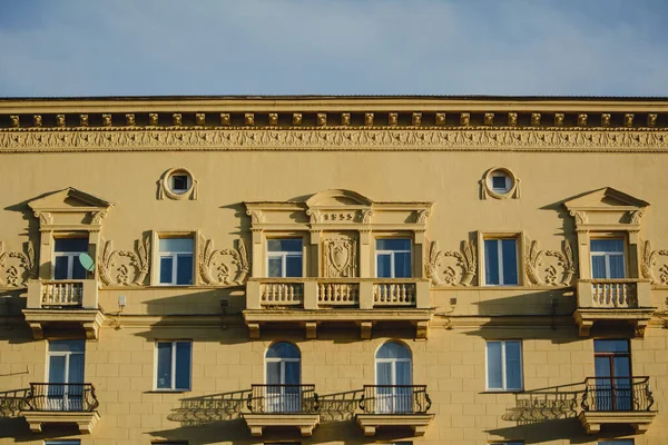 Fassade Eines Sowjetischen Gebäudes Bei Sonnenuntergang Gebäude Mit Balkonen Gelbes — Stockfoto