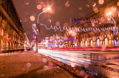 Arabaların hızlı gittiği Minsk 'teki Independence Bulvarı. Arabaların hızlı gittiği yoğun bir gece caddesi. Yavaş deklanşör hızı