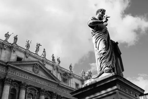 Socha Pozadí Starobylé Budovy Kolonádou Vatikánském Náměstí Černobílá Fotografie — Stock fotografie