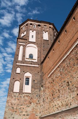 Kalenin büyük kırmızı duvarı ve onun büyük kulesi (Mir, Belarus)