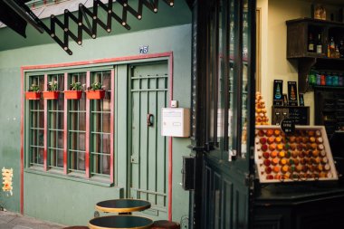 Küçük ama rahat dükkanlardan birinde kısa, güzel bir yeşil