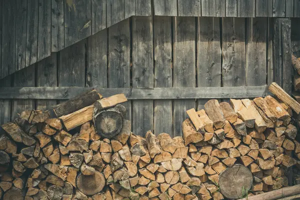 木板墙上堆着切碎的木柴 而不是切碎的木柴 — 图库照片