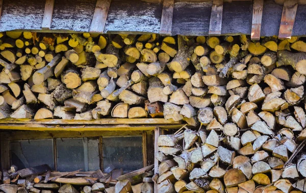 只有在小窗户和屋顶上才能看到用木柴铺成的临时的自制建筑 木质部 — 图库照片