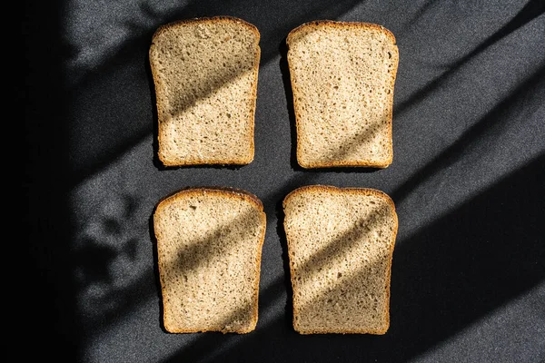 Vier Scheiben Brot Form Von Toastbrot Liegen Auf Einer Schwarzen — Stockfoto