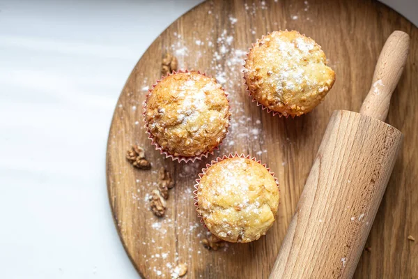 Deliziosi Solo Muffin Forno Trovano Una Tavola Legno Farina Sparsa — Foto Stock