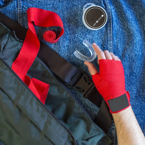 Eine Bandagierte Hand Eines Boxers Hält Einen Mundschutz Als Nächstes — Stockfoto