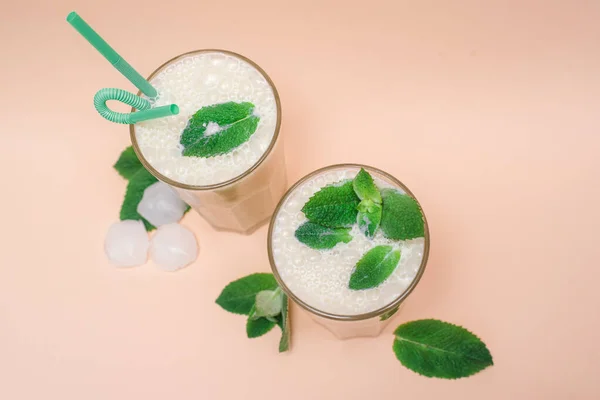 Dois Copos Coquetel Refrescante Com Casa Moeda Lado Dele Estão — Fotografia de Stock