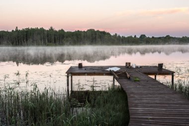 Sisin içindeki göl. Kenevir taburesi ve olta kamışlarıyla ön planda.